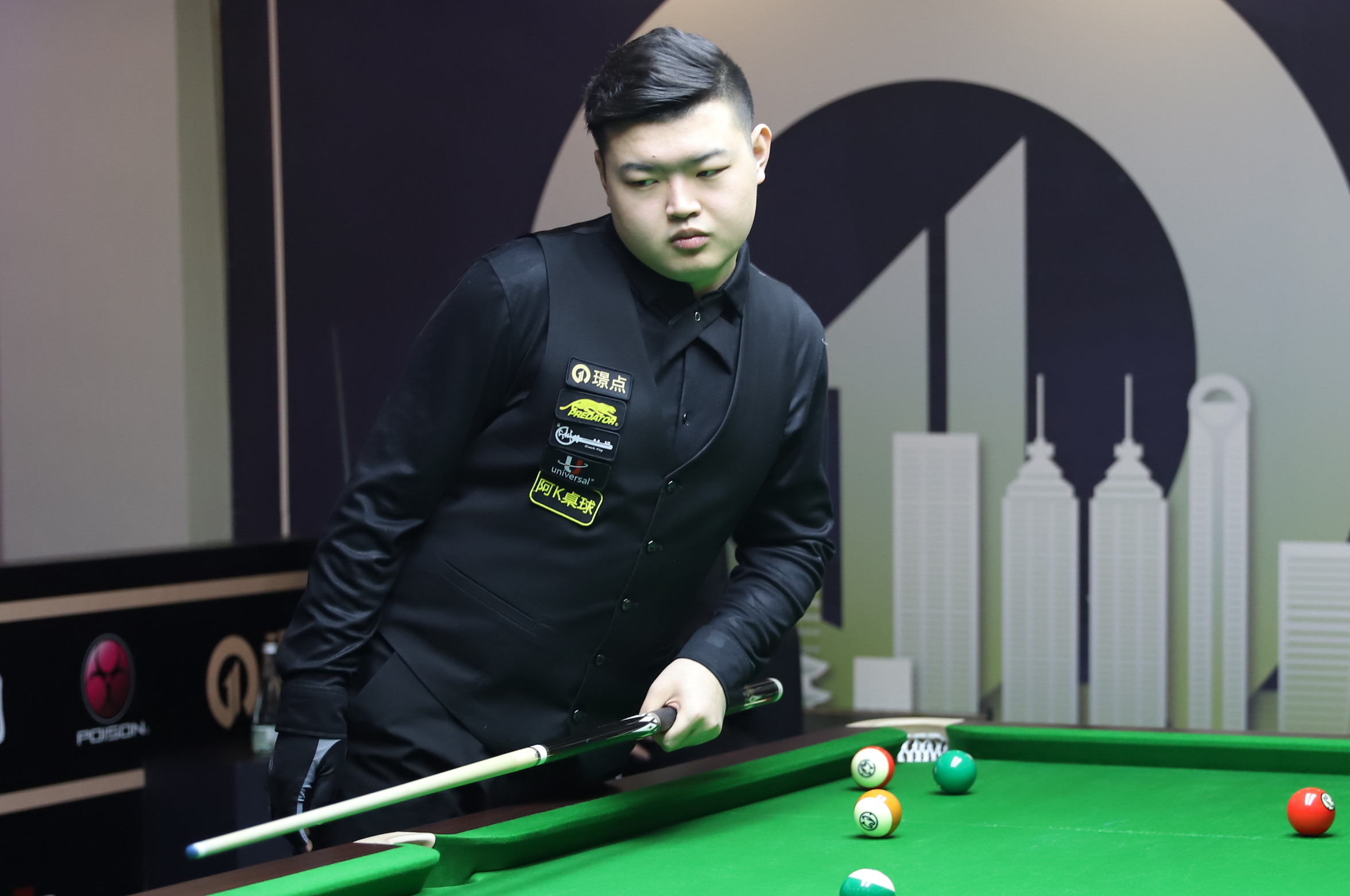 员在场上展 员在场上展